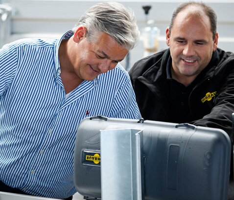 Humbaur service and repair staff check a trailer | © Humbaur GmbH