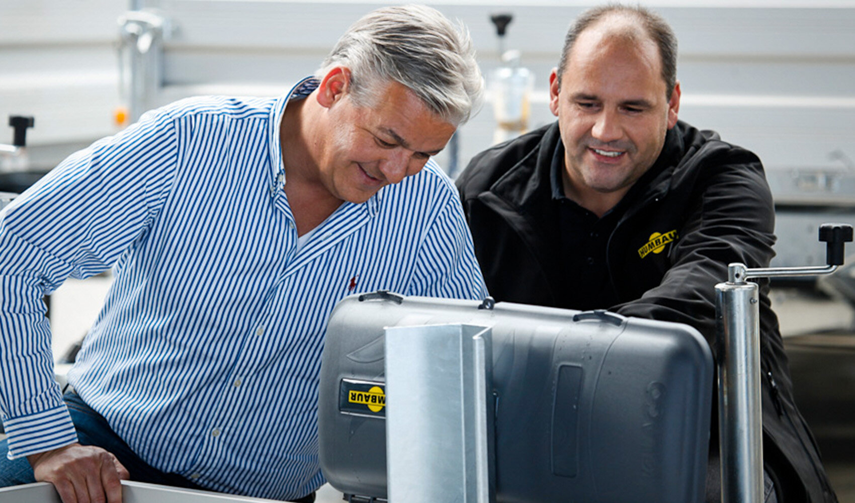 Humbaur service and repair staff check a trailer | © Humbaur GmbH