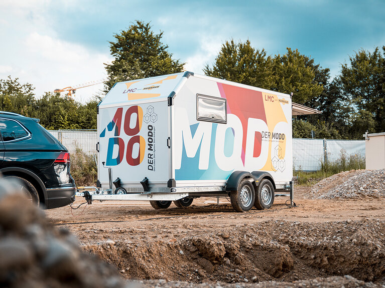 Campinganhänger Humbaur MODO mit Zugfahrzeug im Einsatz | © Humbaur GmbH