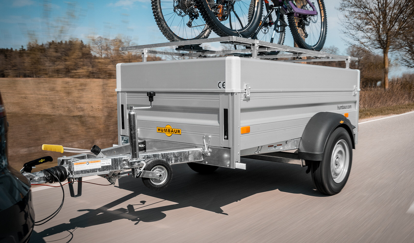 HA avec couvercle en alu en bois et rampe sur laquelle deux vélos sont transportés | © Humbaur GmbH