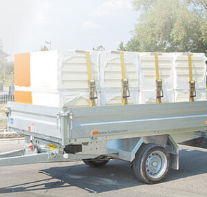 Cargo secured with lashing straps is stowed on a Humbaur box trailer.  | © Humbaur GmbH