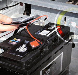 Een autobatterij wordt getest op functionaliteit | © Humbaur GmbH