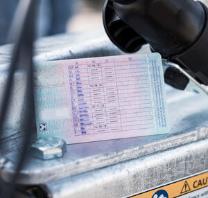 Auf einem Anhänger liegt ein Führerschein, dessen Rückseite zu sehen ist.  | © Humbaur GmbH