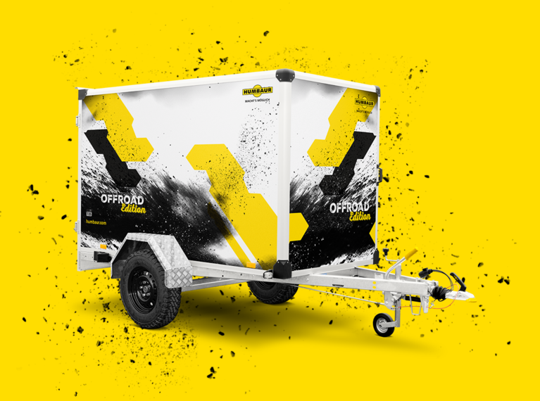 Humbaur Kofferanhänger Offroad auf gelb-schwarzem Hintergrund | © Humbaur GmbH
